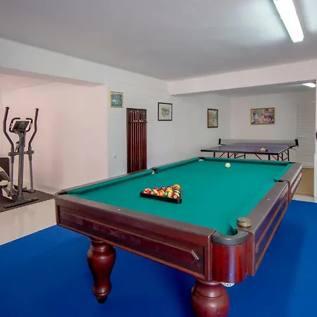 Palace Luxury 5 Bed W Heatable Pool, Jacuzzi Games Wf *